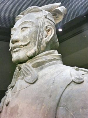   El Guerrero de Terracota - Un Retrato Indomitable de la Fuerza Humana y la Maestría Artesanal!