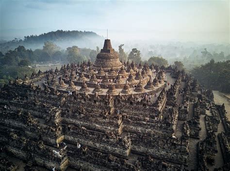  El Templo de Borobudur ¡Una Máxima Expresión del Budismo y la Majestuosa Ingeniería en Piedra!