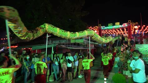  La Danza de la Serpiente : Una Explosión de Color y Ritmo en un Mundo Perdido!